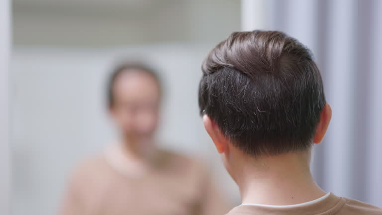 Pacjent oglądający efekt przeszczepu włosów w Turkus Hair Transplant Clinic na Mokotowie w Warszawie.