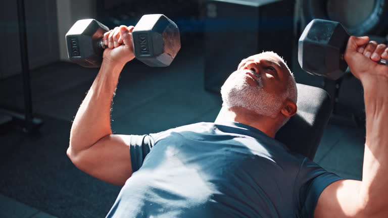 Kiedy można wrócić na siłownię po przeszczepie włosów? Cardio, ciężary i pocenie