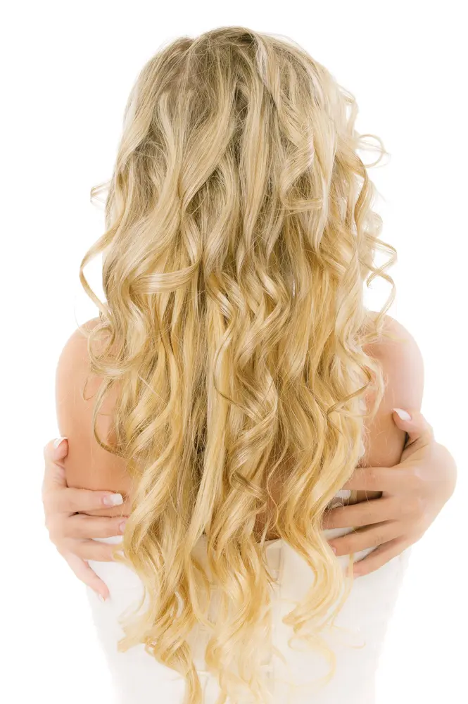 Blond loki od tyłu z gładką, ogarnialną teksturą przy zrównoważonej wilgoci.