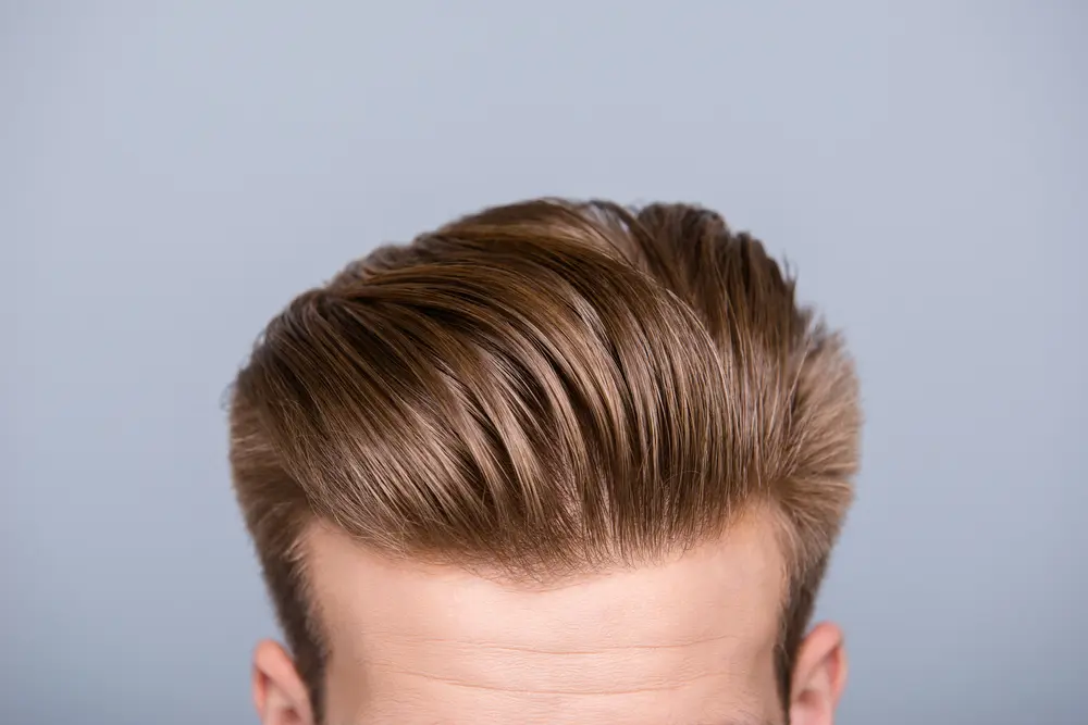 Prosta linia włosów z fryzurą quiff na przodzie.