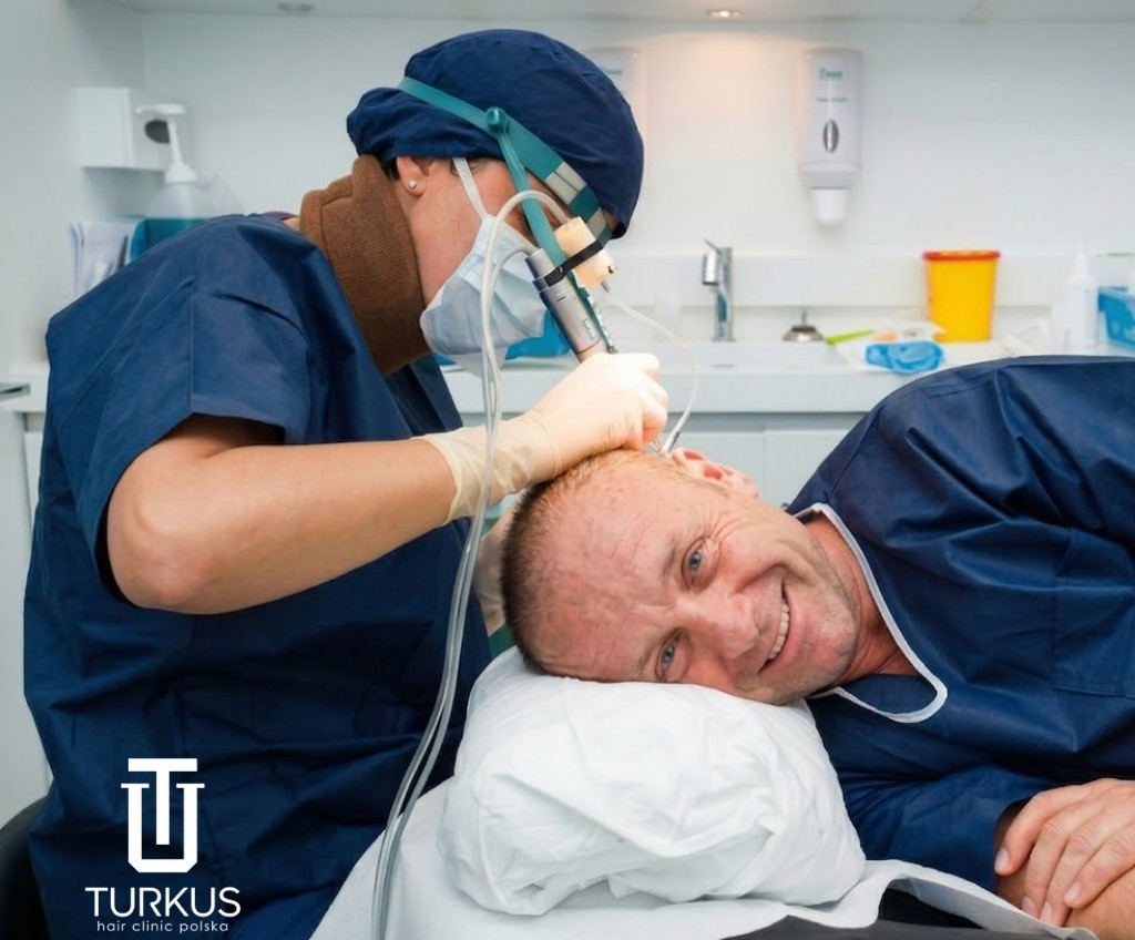 Uśmiechnięta pacjentka podczas zabiegu przeszczepu włosów w Turkus Hair Transplant Clinic w Warszawie.