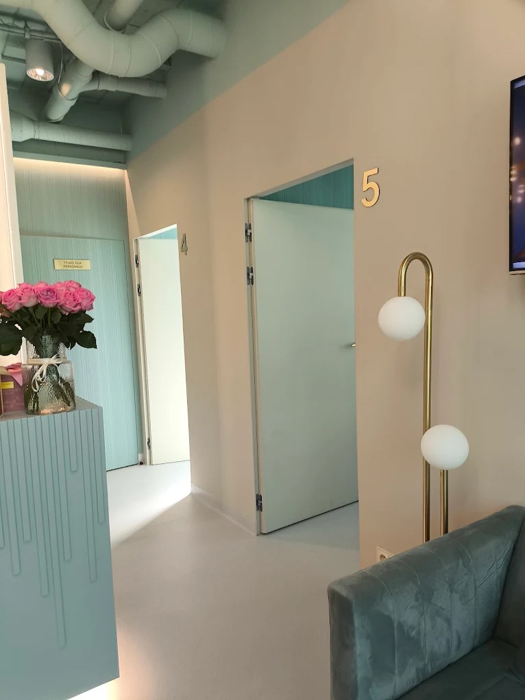 Omówienie cennika przeszczepu włosów i zakresu pakietu podczas konsultacji w Turkus Hair Transplant Clinic, Warszawa.