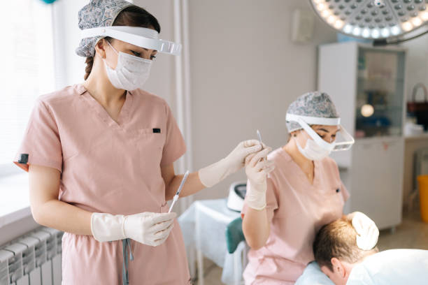 Planowanie graftów przy transplantacji brwi, gęstość i kształt.