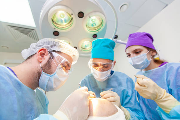 Omówienie kryteriów wyboru kliniki przeszczepu włosów podczas konsultacji w Warszawie.