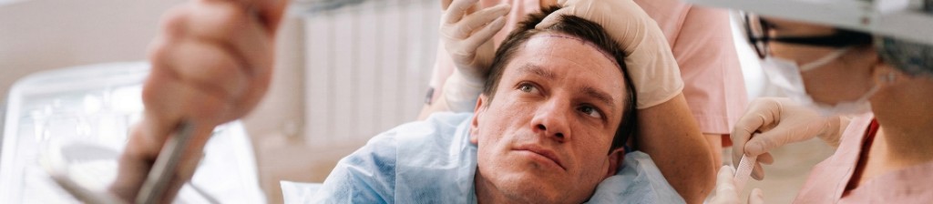 Przeszczep włosów Sapphire FUE w Warszawie, sala zabiegowa Turkus Hair Transplant Clinic.